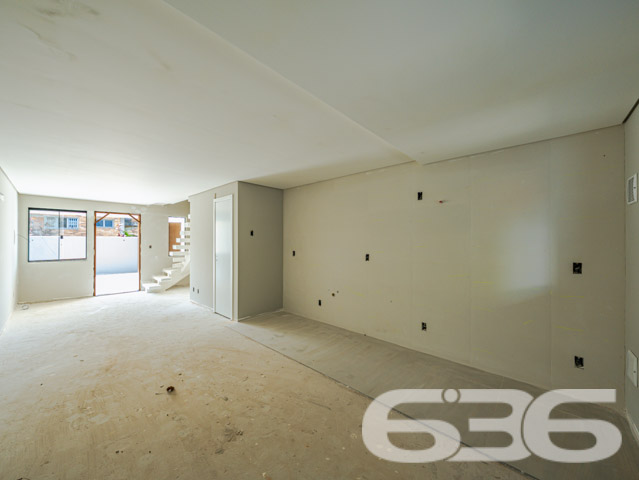 A 636 Negócios Imobiliários tem o prazer de apresentar uma oportunidade em Joinville, SC. Localizado no bairro Itaum, este sobrado geminado combina design moderno com um acabamento de alta qualidade, projetado para oferecer o máximo em conforto e estilo. Com entrega prevista para junho de 2025, este imóvel é uma excelente escolha para quem busca uma residência nova em uma região valorizada.

Detalhes do Imóvel:

Tipo: Sobrado Geminado
Área Construída: 117,56 m²
Área do Terreno: 168,14 m²

Composição do Imóvel:

Garagem Coberta: Espaço seguro para o estacionamento de veículos.
Três Suítes: Ambientes privativos com banheiro, proporcionando privacidade e conforto para toda a família.
Duas Salas: Espaçosas áreas de estar e jantar com layout aberto, perfeitas para reunir amigos e familiares.
Sacada: Um toque de requinte que amplia a visão e proporciona um espaço adicional para relaxamento.
Copa e Cozinha Conjugadas: Modernidade e praticidade no preparo de suas refeições.
Localização Privilegiada:

Situado em um bairro tranquilo com rua pavimentada.
Fácil acesso a serviços essenciais como supermercados, escolas e centros de saúde.
Proximidade com áreas de lazer, o que é ideal para a vida em família.
A planta é bem distribuída e foi pensada para maximizar o uso de cada espaço, garantindo uma experiência de moradia única.

Se você valoriza qualidade, conforto e deseja construir memórias preciosas no coração de Joinville, este sobrado é a escolha perfeita. Agende uma visita e venha conhecer o seu novo lar. Na 636 Negócios Imobiliários, entendemos que grandes conquistas são fruto de grandes decisões. Este é o momento de fazer a sua.
 
636 NEGÓCIOS IMOBILIÁRIOS: A SUA MELHOR ESCOLHA
Com mais de 30 anos de experiência, a 636 Negócios Imobiliários é sua parceira ideal para encontrar o imóvel perfeito. Estamos prontos para ajudá-lo a fazer deste imóvel o seu novo lar.
 
Telefone: (47) 3451-0636
WhatsApp: (47) 99190-0636
 
Não perca esta oportunidade única. Visite nosso site para mais informações: i636.com.br