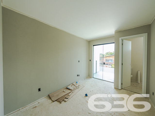 A 636 Negócios Imobiliários tem o prazer de apresentar uma oportunidade em Joinville, SC. Localizado no bairro Itaum, este sobrado geminado combina design moderno com um acabamento de alta qualidade, projetado para oferecer o máximo em conforto e estilo. Com entrega prevista para junho de 2025, este imóvel é uma excelente escolha para quem busca uma residência nova em uma região valorizada.

Detalhes do Imóvel:

Tipo: Sobrado Geminado
Área Construída: 117,56 m²
Área do Terreno: 168,14 m²

Composição do Imóvel:

Garagem Coberta: Espaço seguro para o estacionamento de veículos.
Três Suítes: Ambientes privativos com banheiro, proporcionando privacidade e conforto para toda a família.
Duas Salas: Espaçosas áreas de estar e jantar com layout aberto, perfeitas para reunir amigos e familiares.
Sacada: Um toque de requinte que amplia a visão e proporciona um espaço adicional para relaxamento.
Copa e Cozinha Conjugadas: Modernidade e praticidade no preparo de suas refeições.
Localização Privilegiada:

Situado em um bairro tranquilo com rua pavimentada.
Fácil acesso a serviços essenciais como supermercados, escolas e centros de saúde.
Proximidade com áreas de lazer, o que é ideal para a vida em família.
A planta é bem distribuída e foi pensada para maximizar o uso de cada espaço, garantindo uma experiência de moradia única.

Se você valoriza qualidade, conforto e deseja construir memórias preciosas no coração de Joinville, este sobrado é a escolha perfeita. Agende uma visita e venha conhecer o seu novo lar. Na 636 Negócios Imobiliários, entendemos que grandes conquistas são fruto de grandes decisões. Este é o momento de fazer a sua.
 
636 NEGÓCIOS IMOBILIÁRIOS: A SUA MELHOR ESCOLHA
Com mais de 30 anos de experiência, a 636 Negócios Imobiliários é sua parceira ideal para encontrar o imóvel perfeito. Estamos prontos para ajudá-lo a fazer deste imóvel o seu novo lar.
 
Telefone: (47) 3451-0636
WhatsApp: (47) 99190-0636
 
Não perca esta oportunidade única. Visite nosso site para mais informações: i636.com.br