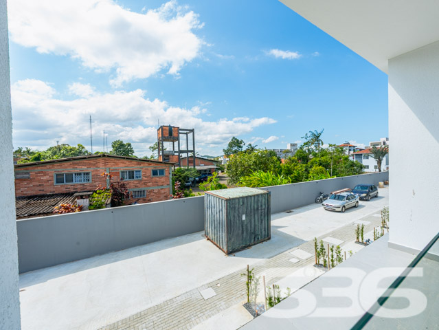 A 636 Negócios Imobiliários tem o prazer de apresentar uma oportunidade em Joinville, SC. Localizado no bairro Itaum, este sobrado geminado combina design moderno com um acabamento de alta qualidade, projetado para oferecer o máximo em conforto e estilo. Com entrega prevista para junho de 2025, este imóvel é uma excelente escolha para quem busca uma residência nova em uma região valorizada.

Detalhes do Imóvel:

Tipo: Sobrado Geminado
Área Construída: 117,56 m²
Área do Terreno: 168,14 m²

Composição do Imóvel:

Garagem Coberta: Espaço seguro para o estacionamento de veículos.
Três Suítes: Ambientes privativos com banheiro, proporcionando privacidade e conforto para toda a família.
Duas Salas: Espaçosas áreas de estar e jantar com layout aberto, perfeitas para reunir amigos e familiares.
Sacada: Um toque de requinte que amplia a visão e proporciona um espaço adicional para relaxamento.
Copa e Cozinha Conjugadas: Modernidade e praticidade no preparo de suas refeições.
Localização Privilegiada:

Situado em um bairro tranquilo com rua pavimentada.
Fácil acesso a serviços essenciais como supermercados, escolas e centros de saúde.
Proximidade com áreas de lazer, o que é ideal para a vida em família.
A planta é bem distribuída e foi pensada para maximizar o uso de cada espaço, garantindo uma experiência de moradia única.

Se você valoriza qualidade, conforto e deseja construir memórias preciosas no coração de Joinville, este sobrado é a escolha perfeita. Agende uma visita e venha conhecer o seu novo lar. Na 636 Negócios Imobiliários, entendemos que grandes conquistas são fruto de grandes decisões. Este é o momento de fazer a sua.
 
636 NEGÓCIOS IMOBILIÁRIOS: A SUA MELHOR ESCOLHA
Com mais de 30 anos de experiência, a 636 Negócios Imobiliários é sua parceira ideal para encontrar o imóvel perfeito. Estamos prontos para ajudá-lo a fazer deste imóvel o seu novo lar.
 
Telefone: (47) 3451-0636
WhatsApp: (47) 99190-0636
 
Não perca esta oportunidade única. Visite nosso site para mais informações: i636.com.br
