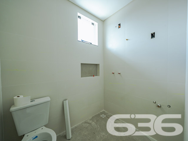 A 636 Negócios Imobiliários tem o prazer de apresentar uma oportunidade em Joinville, SC. Localizado no bairro Itaum, este sobrado geminado combina design moderno com um acabamento de alta qualidade, projetado para oferecer o máximo em conforto e estilo. Com entrega prevista para junho de 2025, este imóvel é uma excelente escolha para quem busca uma residência nova em uma região valorizada.

Detalhes do Imóvel:

Tipo: Sobrado Geminado
Área Construída: 117,56 m²
Área do Terreno: 168,14 m²

Composição do Imóvel:

Garagem Coberta: Espaço seguro para o estacionamento de veículos.
Três Suítes: Ambientes privativos com banheiro, proporcionando privacidade e conforto para toda a família.
Duas Salas: Espaçosas áreas de estar e jantar com layout aberto, perfeitas para reunir amigos e familiares.
Sacada: Um toque de requinte que amplia a visão e proporciona um espaço adicional para relaxamento.
Copa e Cozinha Conjugadas: Modernidade e praticidade no preparo de suas refeições.
Localização Privilegiada:

Situado em um bairro tranquilo com rua pavimentada.
Fácil acesso a serviços essenciais como supermercados, escolas e centros de saúde.
Proximidade com áreas de lazer, o que é ideal para a vida em família.
A planta é bem distribuída e foi pensada para maximizar o uso de cada espaço, garantindo uma experiência de moradia única.

Se você valoriza qualidade, conforto e deseja construir memórias preciosas no coração de Joinville, este sobrado é a escolha perfeita. Agende uma visita e venha conhecer o seu novo lar. Na 636 Negócios Imobiliários, entendemos que grandes conquistas são fruto de grandes decisões. Este é o momento de fazer a sua.
 
636 NEGÓCIOS IMOBILIÁRIOS: A SUA MELHOR ESCOLHA
Com mais de 30 anos de experiência, a 636 Negócios Imobiliários é sua parceira ideal para encontrar o imóvel perfeito. Estamos prontos para ajudá-lo a fazer deste imóvel o seu novo lar.
 
Telefone: (47) 3451-0636
WhatsApp: (47) 99190-0636
 
Não perca esta oportunidade única. Visite nosso site para mais informações: i636.com.br