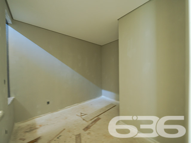 A 636 Negócios Imobiliários tem o prazer de apresentar uma oportunidade em Joinville, SC. Localizado no bairro Itaum, este sobrado geminado combina design moderno com um acabamento de alta qualidade, projetado para oferecer o máximo em conforto e estilo. Com entrega prevista para junho de 2025, este imóvel é uma excelente escolha para quem busca uma residência nova em uma região valorizada.

Detalhes do Imóvel:

Tipo: Sobrado Geminado
Área Construída: 117,56 m²
Área do Terreno: 168,14 m²

Composição do Imóvel:

Garagem Coberta: Espaço seguro para o estacionamento de veículos.
Três Suítes: Ambientes privativos com banheiro, proporcionando privacidade e conforto para toda a família.
Duas Salas: Espaçosas áreas de estar e jantar com layout aberto, perfeitas para reunir amigos e familiares.
Sacada: Um toque de requinte que amplia a visão e proporciona um espaço adicional para relaxamento.
Copa e Cozinha Conjugadas: Modernidade e praticidade no preparo de suas refeições.
Localização Privilegiada:

Situado em um bairro tranquilo com rua pavimentada.
Fácil acesso a serviços essenciais como supermercados, escolas e centros de saúde.
Proximidade com áreas de lazer, o que é ideal para a vida em família.
A planta é bem distribuída e foi pensada para maximizar o uso de cada espaço, garantindo uma experiência de moradia única.

Se você valoriza qualidade, conforto e deseja construir memórias preciosas no coração de Joinville, este sobrado é a escolha perfeita. Agende uma visita e venha conhecer o seu novo lar. Na 636 Negócios Imobiliários, entendemos que grandes conquistas são fruto de grandes decisões. Este é o momento de fazer a sua.
 
636 NEGÓCIOS IMOBILIÁRIOS: A SUA MELHOR ESCOLHA
Com mais de 30 anos de experiência, a 636 Negócios Imobiliários é sua parceira ideal para encontrar o imóvel perfeito. Estamos prontos para ajudá-lo a fazer deste imóvel o seu novo lar.
 
Telefone: (47) 3451-0636
WhatsApp: (47) 99190-0636
 
Não perca esta oportunidade única. Visite nosso site para mais informações: i636.com.br