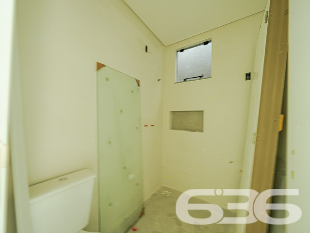 A 636 Negócios Imobiliários tem o prazer de apresentar uma oportunidade em Joinville, SC. Localizado no bairro Itaum, este sobrado geminado combina design moderno com um acabamento de alta qualidade, projetado para oferecer o máximo em conforto e estilo. Com entrega prevista para junho de 2025, este imóvel é uma excelente escolha para quem busca uma residência nova em uma região valorizada.

Detalhes do Imóvel:

Tipo: Sobrado Geminado
Área Construída: 117,56 m²
Área do Terreno: 168,14 m²

Composição do Imóvel:

Garagem Coberta: Espaço seguro para o estacionamento de veículos.
Três Suítes: Ambientes privativos com banheiro, proporcionando privacidade e conforto para toda a família.
Duas Salas: Espaçosas áreas de estar e jantar com layout aberto, perfeitas para reunir amigos e familiares.
Sacada: Um toque de requinte que amplia a visão e proporciona um espaço adicional para relaxamento.
Copa e Cozinha Conjugadas: Modernidade e praticidade no preparo de suas refeições.
Localização Privilegiada:

Situado em um bairro tranquilo com rua pavimentada.
Fácil acesso a serviços essenciais como supermercados, escolas e centros de saúde.
Proximidade com áreas de lazer, o que é ideal para a vida em família.
A planta é bem distribuída e foi pensada para maximizar o uso de cada espaço, garantindo uma experiência de moradia única.

Se você valoriza qualidade, conforto e deseja construir memórias preciosas no coração de Joinville, este sobrado é a escolha perfeita. Agende uma visita e venha conhecer o seu novo lar. Na 636 Negócios Imobiliários, entendemos que grandes conquistas são fruto de grandes decisões. Este é o momento de fazer a sua.
 
636 NEGÓCIOS IMOBILIÁRIOS: A SUA MELHOR ESCOLHA
Com mais de 30 anos de experiência, a 636 Negócios Imobiliários é sua parceira ideal para encontrar o imóvel perfeito. Estamos prontos para ajudá-lo a fazer deste imóvel o seu novo lar.
 
Telefone: (47) 3451-0636
WhatsApp: (47) 99190-0636
 
Não perca esta oportunidade única. Visite nosso site para mais informações: i636.com.br