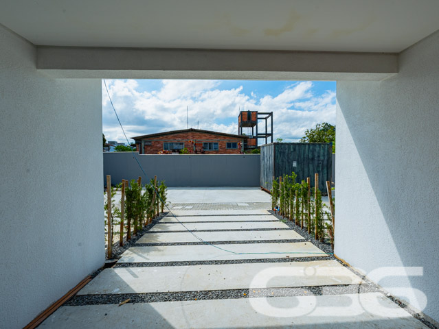 A 636 Negócios Imobiliários tem o prazer de apresentar uma oportunidade em Joinville, SC. Localizado no bairro Itaum, este sobrado geminado combina design moderno com um acabamento de alta qualidade, projetado para oferecer o máximo em conforto e estilo. Com entrega prevista para junho de 2025, este imóvel é uma excelente escolha para quem busca uma residência nova em uma região valorizada.

Detalhes do Imóvel:

Tipo: Sobrado Geminado
Área Construída: 117,56 m²
Área do Terreno: 168,14 m²

Composição do Imóvel:

Garagem Coberta: Espaço seguro para o estacionamento de veículos.
Três Suítes: Ambientes privativos com banheiro, proporcionando privacidade e conforto para toda a família.
Duas Salas: Espaçosas áreas de estar e jantar com layout aberto, perfeitas para reunir amigos e familiares.
Sacada: Um toque de requinte que amplia a visão e proporciona um espaço adicional para relaxamento.
Copa e Cozinha Conjugadas: Modernidade e praticidade no preparo de suas refeições.
Localização Privilegiada:

Situado em um bairro tranquilo com rua pavimentada.
Fácil acesso a serviços essenciais como supermercados, escolas e centros de saúde.
Proximidade com áreas de lazer, o que é ideal para a vida em família.
A planta é bem distribuída e foi pensada para maximizar o uso de cada espaço, garantindo uma experiência de moradia única.

Se você valoriza qualidade, conforto e deseja construir memórias preciosas no coração de Joinville, este sobrado é a escolha perfeita. Agende uma visita e venha conhecer o seu novo lar. Na 636 Negócios Imobiliários, entendemos que grandes conquistas são fruto de grandes decisões. Este é o momento de fazer a sua.
 
636 NEGÓCIOS IMOBILIÁRIOS: A SUA MELHOR ESCOLHA
Com mais de 30 anos de experiência, a 636 Negócios Imobiliários é sua parceira ideal para encontrar o imóvel perfeito. Estamos prontos para ajudá-lo a fazer deste imóvel o seu novo lar.
 
Telefone: (47) 3451-0636
WhatsApp: (47) 99190-0636
 
Não perca esta oportunidade única. Visite nosso site para mais informações: i636.com.br