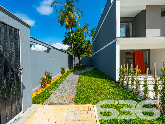 A 636 Negócios Imobiliários tem o prazer de apresentar uma oportunidade em Joinville, SC. Localizado no bairro Itaum, este sobrado geminado combina design moderno com um acabamento de alta qualidade, projetado para oferecer o máximo em conforto e estilo. Com entrega prevista para junho de 2025, este imóvel é uma excelente escolha para quem busca uma residência nova em uma região valorizada.

Detalhes do Imóvel:

Tipo: Sobrado Geminado
Área Construída: 117,56 m²
Área do Terreno: 168,14 m²

Composição do Imóvel:

Garagem Coberta: Espaço seguro para o estacionamento de veículos.
Três Suítes: Ambientes privativos com banheiro, proporcionando privacidade e conforto para toda a família.
Duas Salas: Espaçosas áreas de estar e jantar com layout aberto, perfeitas para reunir amigos e familiares.
Sacada: Um toque de requinte que amplia a visão e proporciona um espaço adicional para relaxamento.
Copa e Cozinha Conjugadas: Modernidade e praticidade no preparo de suas refeições.
Localização Privilegiada:

Situado em um bairro tranquilo com rua pavimentada.
Fácil acesso a serviços essenciais como supermercados, escolas e centros de saúde.
Proximidade com áreas de lazer, o que é ideal para a vida em família.
A planta é bem distribuída e foi pensada para maximizar o uso de cada espaço, garantindo uma experiência de moradia única.

Se você valoriza qualidade, conforto e deseja construir memórias preciosas no coração de Joinville, este sobrado é a escolha perfeita. Agende uma visita e venha conhecer o seu novo lar. Na 636 Negócios Imobiliários, entendemos que grandes conquistas são fruto de grandes decisões. Este é o momento de fazer a sua.
 
636 NEGÓCIOS IMOBILIÁRIOS: A SUA MELHOR ESCOLHA
Com mais de 30 anos de experiência, a 636 Negócios Imobiliários é sua parceira ideal para encontrar o imóvel perfeito. Estamos prontos para ajudá-lo a fazer deste imóvel o seu novo lar.
 
Telefone: (47) 3451-0636
WhatsApp: (47) 99190-0636
 
Não perca esta oportunidade única. Visite nosso site para mais informações: i636.com.br