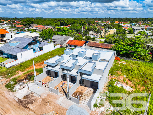 Apresentamos uma oportunidade única para quem deseja conforto, praticidade e qualidade de vida a poucos passos do mar. Situada no tranquilo bairro Salinas, em Balneário Barra do Sul/SC, esta residência geminada térrea oferece uma combinação ideal de estilo e funcionalidade.

Este imóvel está construído sobre um terreno plano de 150 m², com dimensões perfeitas para aproveitamento de espaço. Com uma área construída de 81,36 m², a casa é composta por dois dormitórios confortáveis, incluindo uma suíte, duas casas de banho completas, e garagem. A sala de estar e jantar conjugadas proporcionam um ambiente aberto e acolhedor, perfeito para reunir família e amigos.

A cozinha, integrada com a copa, oferece um espaço prático e moderno, ideal para quem gosta de cozinhar e socializar ao mesmo tempo.

Lazer e Conveniência: Destaca-se a área de festas com churrasqueira a carvão, perfeita para desfrutar dos belos dias ensolarados da região. Além disso, a propriedade está estrategicamente localizada a apenas 170 metros do mar, permitindo que você e sua família desfrutem da praia com toda a facilidade. A residência também está próxima a vias de acesso, transporte público, escolas, hospitais e serviços públicos essenciais, garantindo uma vida mais prática e tranquila.

A casa é totalmente murada ou cercada, garantindo privacidade e segurança. Além disso, a orientação leste do terreno proporciona uma excelente iluminação natural ao longo do dia. A propriedade permite animais, o que a torna ideal para famílias com pets.

636 Negócios Imobiliários: Com mais de 30 anos de experiência no mercado imobiliário, a 636 Negócios Imobiliários é reconhecida por sua excelência técnico-jurídica em mediação de negócios. Nosso compromisso é oferecer não apenas um imóvel, mas um lar onde você construirá muitas memórias felizes.

Não perca esta oportunidade de investir em qualidade de vida e bem-estar. Agende uma visita e venha conhecer seu novo lar no coração de Balneário Barra do Sul.

Estamos à disposição para qualquer dúvida e para auxiliar em todo o processo de aquisição deste maravilhoso imóvel.
 
636 NEGÓCIOS IMOBILIÁRIOS: A SUA MELHOR ESCOLHA
Com mais de 30 anos de experiência, a 636 Negócios Imobiliários é sua parceira ideal para encontrar o imóvel perfeito. Estamos prontos para ajudá-lo a fazer deste imóvel o seu novo lar.
 
Telefone: (47) 3451-0636
WhatsApp: (47) 99190-0636
 
Não perca esta oportunidade única. Visite nosso site para mais informações: i636.com.br