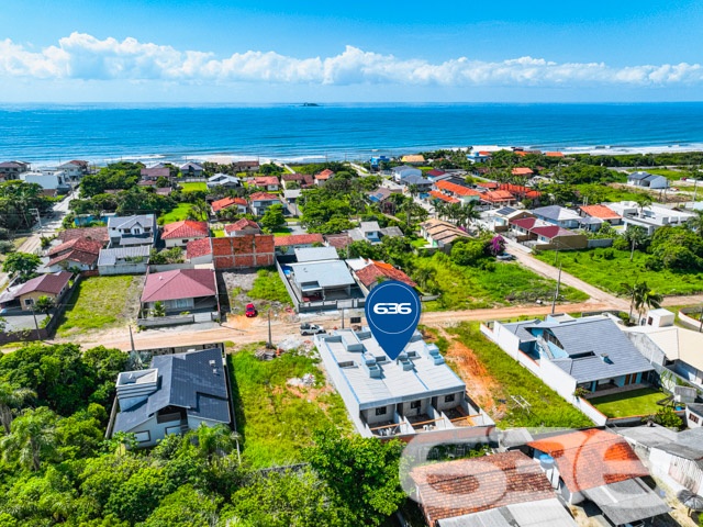 Apresentamos uma oportunidade única para quem deseja conforto, praticidade e qualidade de vida a poucos passos do mar. Situada no tranquilo bairro Salinas, em Balneário Barra do Sul/SC, esta residência geminada térrea oferece uma combinação ideal de estilo e funcionalidade.

Este imóvel está construído sobre um terreno plano de 150 m², com dimensões perfeitas para aproveitamento de espaço. Com uma área construída de 81,36 m², a casa é composta por dois dormitórios confortáveis, incluindo uma suíte, duas casas de banho completas, e garagem. A sala de estar e jantar conjugadas proporcionam um ambiente aberto e acolhedor, perfeito para reunir família e amigos.

A cozinha, integrada com a copa, oferece um espaço prático e moderno, ideal para quem gosta de cozinhar e socializar ao mesmo tempo.

Lazer e Conveniência: Destaca-se a área de festas com churrasqueira a carvão, perfeita para desfrutar dos belos dias ensolarados da região. Além disso, a propriedade está estrategicamente localizada a apenas 170 metros do mar, permitindo que você e sua família desfrutem da praia com toda a facilidade. A residência também está próxima a vias de acesso, transporte público, escolas, hospitais e serviços públicos essenciais, garantindo uma vida mais prática e tranquila.

A casa é totalmente murada ou cercada, garantindo privacidade e segurança. Além disso, a orientação leste do terreno proporciona uma excelente iluminação natural ao longo do dia. A propriedade permite animais, o que a torna ideal para famílias com pets.

636 Negócios Imobiliários: Com mais de 30 anos de experiência no mercado imobiliário, a 636 Negócios Imobiliários é reconhecida por sua excelência técnico-jurídica em mediação de negócios. Nosso compromisso é oferecer não apenas um imóvel, mas um lar onde você construirá muitas memórias felizes.

Não perca esta oportunidade de investir em qualidade de vida e bem-estar. Agende uma visita e venha conhecer seu novo lar no coração de Balneário Barra do Sul.

Estamos à disposição para qualquer dúvida e para auxiliar em todo o processo de aquisição deste maravilhoso imóvel.
 
636 NEGÓCIOS IMOBILIÁRIOS: A SUA MELHOR ESCOLHA
Com mais de 30 anos de experiência, a 636 Negócios Imobiliários é sua parceira ideal para encontrar o imóvel perfeito. Estamos prontos para ajudá-lo a fazer deste imóvel o seu novo lar.
 
Telefone: (47) 3451-0636
WhatsApp: (47) 99190-0636
 
Não perca esta oportunidade única. Visite nosso site para mais informações: i636.com.br