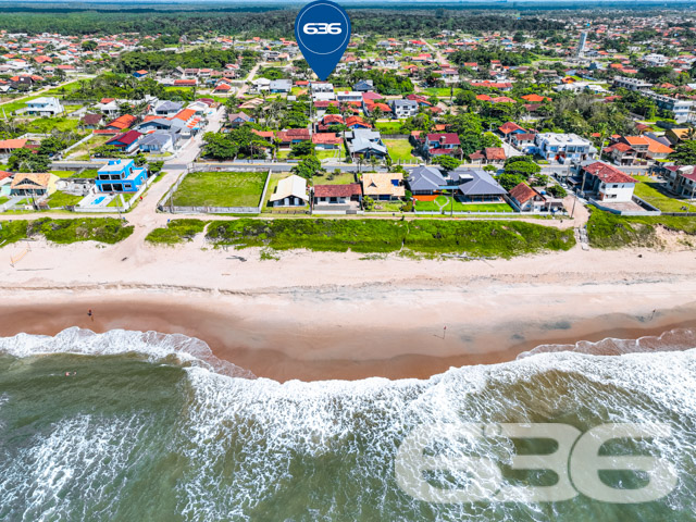 Apresentamos uma oportunidade única para quem deseja conforto, praticidade e qualidade de vida a poucos passos do mar. Situada no tranquilo bairro Salinas, em Balneário Barra do Sul/SC, esta residência geminada térrea oferece uma combinação ideal de estilo e funcionalidade.

Este imóvel está construído sobre um terreno plano de 150 m², com dimensões perfeitas para aproveitamento de espaço. Com uma área construída de 81,36 m², a casa é composta por dois dormitórios confortáveis, incluindo uma suíte, duas casas de banho completas, e garagem. A sala de estar e jantar conjugadas proporcionam um ambiente aberto e acolhedor, perfeito para reunir família e amigos.

A cozinha, integrada com a copa, oferece um espaço prático e moderno, ideal para quem gosta de cozinhar e socializar ao mesmo tempo.

Lazer e Conveniência: Destaca-se a área de festas com churrasqueira a carvão, perfeita para desfrutar dos belos dias ensolarados da região. Além disso, a propriedade está estrategicamente localizada a apenas 170 metros do mar, permitindo que você e sua família desfrutem da praia com toda a facilidade. A residência também está próxima a vias de acesso, transporte público, escolas, hospitais e serviços públicos essenciais, garantindo uma vida mais prática e tranquila.

A casa é totalmente murada ou cercada, garantindo privacidade e segurança. Além disso, a orientação leste do terreno proporciona uma excelente iluminação natural ao longo do dia. A propriedade permite animais, o que a torna ideal para famílias com pets.

636 Negócios Imobiliários: Com mais de 30 anos de experiência no mercado imobiliário, a 636 Negócios Imobiliários é reconhecida por sua excelência técnico-jurídica em mediação de negócios. Nosso compromisso é oferecer não apenas um imóvel, mas um lar onde você construirá muitas memórias felizes.

Não perca esta oportunidade de investir em qualidade de vida e bem-estar. Agende uma visita e venha conhecer seu novo lar no coração de Balneário Barra do Sul.

Estamos à disposição para qualquer dúvida e para auxiliar em todo o processo de aquisição deste maravilhoso imóvel.
 
636 NEGÓCIOS IMOBILIÁRIOS: A SUA MELHOR ESCOLHA
Com mais de 30 anos de experiência, a 636 Negócios Imobiliários é sua parceira ideal para encontrar o imóvel perfeito. Estamos prontos para ajudá-lo a fazer deste imóvel o seu novo lar.
 
Telefone: (47) 3451-0636
WhatsApp: (47) 99190-0636
 
Não perca esta oportunidade única. Visite nosso site para mais informações: i636.com.br