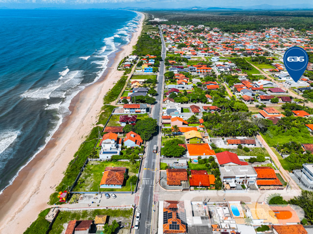 Apresentamos uma oportunidade única para quem deseja conforto, praticidade e qualidade de vida a poucos passos do mar. Situada no tranquilo bairro Salinas, em Balneário Barra do Sul/SC, esta residência geminada térrea oferece uma combinação ideal de estilo e funcionalidade.

Este imóvel está construído sobre um terreno plano de 150 m², com dimensões perfeitas para aproveitamento de espaço. Com uma área construída de 81,36 m², a casa é composta por dois dormitórios confortáveis, incluindo uma suíte, duas casas de banho completas, e garagem. A sala de estar e jantar conjugadas proporcionam um ambiente aberto e acolhedor, perfeito para reunir família e amigos.

A cozinha, integrada com a copa, oferece um espaço prático e moderno, ideal para quem gosta de cozinhar e socializar ao mesmo tempo.

Lazer e Conveniência: Destaca-se a área de festas com churrasqueira a carvão, perfeita para desfrutar dos belos dias ensolarados da região. Além disso, a propriedade está estrategicamente localizada a apenas 170 metros do mar, permitindo que você e sua família desfrutem da praia com toda a facilidade. A residência também está próxima a vias de acesso, transporte público, escolas, hospitais e serviços públicos essenciais, garantindo uma vida mais prática e tranquila.

A casa é totalmente murada ou cercada, garantindo privacidade e segurança. Além disso, a orientação leste do terreno proporciona uma excelente iluminação natural ao longo do dia. A propriedade permite animais, o que a torna ideal para famílias com pets.

636 Negócios Imobiliários: Com mais de 30 anos de experiência no mercado imobiliário, a 636 Negócios Imobiliários é reconhecida por sua excelência técnico-jurídica em mediação de negócios. Nosso compromisso é oferecer não apenas um imóvel, mas um lar onde você construirá muitas memórias felizes.

Não perca esta oportunidade de investir em qualidade de vida e bem-estar. Agende uma visita e venha conhecer seu novo lar no coração de Balneário Barra do Sul.

Estamos à disposição para qualquer dúvida e para auxiliar em todo o processo de aquisição deste maravilhoso imóvel.
 
636 NEGÓCIOS IMOBILIÁRIOS: A SUA MELHOR ESCOLHA
Com mais de 30 anos de experiência, a 636 Negócios Imobiliários é sua parceira ideal para encontrar o imóvel perfeito. Estamos prontos para ajudá-lo a fazer deste imóvel o seu novo lar.
 
Telefone: (47) 3451-0636
WhatsApp: (47) 99190-0636
 
Não perca esta oportunidade única. Visite nosso site para mais informações: i636.com.br