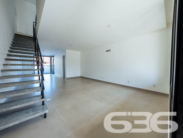 Descubra a excelência em moradia com este exclusivo sobrado, situado no coração do Bairro Santo Antônio, em Joinville, SC. Este imóvel apresenta um design moderno e acabamentos de alta qualidade que são evidentes em cada detalhe.

Este sobrado de 128,70 m², oferece uma planta bem distribuída, que maximiza o espaço e o conforto. Ao entrar, você é recebido por uma ampla sala de estar integrada com a sala de jantar, proporcionando um ambiente perfeito para momentos de lazer e socialização. As grandes janelas garantem uma iluminação natural abundante e uma ventilação agradável durante todo o dia.

A cozinha, projetada para ser tanto funcional quanto elegante, é integrada à copa, criando um espaço convidativo para refeições em família. A suíte e os dois dormitórios são desenhados pensando no conforto, oferecendo privacidade e um refúgio tranquilo para o fim do dia. Os dois banheiros são modernos e bem equipados, complementando os dormitórios de forma harmoniosa.

Além disso, o imóvel possui uma charmosa área de festas, que se abre para uma sacada, ideal para receber amigos e familiares em um ambiente reservado e aconchegante. A garagem complementa a residência com praticidade e segurança.

Este imóvel não é apenas uma casa, mas um investimento em qualidade de vida. Com mais de 30 anos de experiência no mercado, a 636 Negócios Imobiliários oferece não apenas imóveis, mas lares que se destacam pela perfeição técnico-jurídica e um atendimento ao cliente que transforma sonhos em realidade. Agende sua visita e sinta a diferença de morar bem, com a tranquilidade e segurança que apenas uma empresa líder de mercado pode oferecer.
 
636 NEGÓCIOS IMOBILIÁRIOS: A SUA MELHOR ESCOLHA
Com mais de 30 anos de experiência, a 636 Negócios Imobiliários é sua parceira ideal para encontrar o imóvel perfeito. Estamos prontos para ajudá-lo a fazer deste imóvel o seu novo lar.
 
Telefone: (47) 3451-0636
WhatsApp: (47) 99190-0636
 
Não perca esta oportunidade única. Visite nosso site para mais informações: i636.com.br