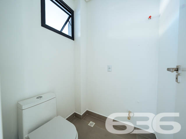 Descubra a excelência em moradia com este exclusivo sobrado, situado no coração do Bairro Santo Antônio, em Joinville, SC. Este imóvel apresenta um design moderno e acabamentos de alta qualidade que são evidentes em cada detalhe.

Este sobrado de 128,70 m², oferece uma planta bem distribuída, que maximiza o espaço e o conforto. Ao entrar, você é recebido por uma ampla sala de estar integrada com a sala de jantar, proporcionando um ambiente perfeito para momentos de lazer e socialização. As grandes janelas garantem uma iluminação natural abundante e uma ventilação agradável durante todo o dia.

A cozinha, projetada para ser tanto funcional quanto elegante, é integrada à copa, criando um espaço convidativo para refeições em família. A suíte e os dois dormitórios são desenhados pensando no conforto, oferecendo privacidade e um refúgio tranquilo para o fim do dia. Os dois banheiros são modernos e bem equipados, complementando os dormitórios de forma harmoniosa.

Além disso, o imóvel possui uma charmosa área de festas, que se abre para uma sacada, ideal para receber amigos e familiares em um ambiente reservado e aconchegante. A garagem complementa a residência com praticidade e segurança.

Este imóvel não é apenas uma casa, mas um investimento em qualidade de vida. Com mais de 30 anos de experiência no mercado, a 636 Negócios Imobiliários oferece não apenas imóveis, mas lares que se destacam pela perfeição técnico-jurídica e um atendimento ao cliente que transforma sonhos em realidade. Agende sua visita e sinta a diferença de morar bem, com a tranquilidade e segurança que apenas uma empresa líder de mercado pode oferecer.
 
636 NEGÓCIOS IMOBILIÁRIOS: A SUA MELHOR ESCOLHA
Com mais de 30 anos de experiência, a 636 Negócios Imobiliários é sua parceira ideal para encontrar o imóvel perfeito. Estamos prontos para ajudá-lo a fazer deste imóvel o seu novo lar.
 
Telefone: (47) 3451-0636
WhatsApp: (47) 99190-0636
 
Não perca esta oportunidade única. Visite nosso site para mais informações: i636.com.br
