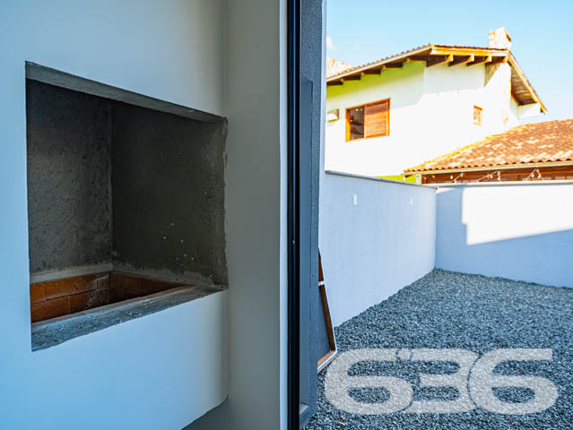 Descubra a excelência em moradia com este exclusivo sobrado, situado no coração do Bairro Santo Antônio, em Joinville, SC. Este imóvel apresenta um design moderno e acabamentos de alta qualidade que são evidentes em cada detalhe.

Este sobrado de 128,70 m², oferece uma planta bem distribuída, que maximiza o espaço e o conforto. Ao entrar, você é recebido por uma ampla sala de estar integrada com a sala de jantar, proporcionando um ambiente perfeito para momentos de lazer e socialização. As grandes janelas garantem uma iluminação natural abundante e uma ventilação agradável durante todo o dia.

A cozinha, projetada para ser tanto funcional quanto elegante, é integrada à copa, criando um espaço convidativo para refeições em família. A suíte e os dois dormitórios são desenhados pensando no conforto, oferecendo privacidade e um refúgio tranquilo para o fim do dia. Os dois banheiros são modernos e bem equipados, complementando os dormitórios de forma harmoniosa.

Além disso, o imóvel possui uma charmosa área de festas, que se abre para uma sacada, ideal para receber amigos e familiares em um ambiente reservado e aconchegante. A garagem complementa a residência com praticidade e segurança.

Este imóvel não é apenas uma casa, mas um investimento em qualidade de vida. Com mais de 30 anos de experiência no mercado, a 636 Negócios Imobiliários oferece não apenas imóveis, mas lares que se destacam pela perfeição técnico-jurídica e um atendimento ao cliente que transforma sonhos em realidade. Agende sua visita e sinta a diferença de morar bem, com a tranquilidade e segurança que apenas uma empresa líder de mercado pode oferecer.
 
636 NEGÓCIOS IMOBILIÁRIOS: A SUA MELHOR ESCOLHA
Com mais de 30 anos de experiência, a 636 Negócios Imobiliários é sua parceira ideal para encontrar o imóvel perfeito. Estamos prontos para ajudá-lo a fazer deste imóvel o seu novo lar.
 
Telefone: (47) 3451-0636
WhatsApp: (47) 99190-0636
 
Não perca esta oportunidade única. Visite nosso site para mais informações: i636.com.br