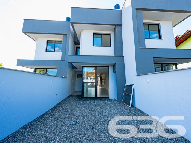 Descubra a excelência em moradia com este exclusivo sobrado, situado no coração do Bairro Santo Antônio, em Joinville, SC. Este imóvel apresenta um design moderno e acabamentos de alta qualidade que são evidentes em cada detalhe.

Este sobrado de 128,70 m², oferece uma planta bem distribuída, que maximiza o espaço e o conforto. Ao entrar, você é recebido por uma ampla sala de estar integrada com a sala de jantar, proporcionando um ambiente perfeito para momentos de lazer e socialização. As grandes janelas garantem uma iluminação natural abundante e uma ventilação agradável durante todo o dia.

A cozinha, projetada para ser tanto funcional quanto elegante, é integrada à copa, criando um espaço convidativo para refeições em família. A suíte e os dois dormitórios são desenhados pensando no conforto, oferecendo privacidade e um refúgio tranquilo para o fim do dia. Os dois banheiros são modernos e bem equipados, complementando os dormitórios de forma harmoniosa.

Além disso, o imóvel possui uma charmosa área de festas, que se abre para uma sacada, ideal para receber amigos e familiares em um ambiente reservado e aconchegante. A garagem complementa a residência com praticidade e segurança.

Este imóvel não é apenas uma casa, mas um investimento em qualidade de vida. Com mais de 30 anos de experiência no mercado, a 636 Negócios Imobiliários oferece não apenas imóveis, mas lares que se destacam pela perfeição técnico-jurídica e um atendimento ao cliente que transforma sonhos em realidade. Agende sua visita e sinta a diferença de morar bem, com a tranquilidade e segurança que apenas uma empresa líder de mercado pode oferecer.
 
636 NEGÓCIOS IMOBILIÁRIOS: A SUA MELHOR ESCOLHA
Com mais de 30 anos de experiência, a 636 Negócios Imobiliários é sua parceira ideal para encontrar o imóvel perfeito. Estamos prontos para ajudá-lo a fazer deste imóvel o seu novo lar.
 
Telefone: (47) 3451-0636
WhatsApp: (47) 99190-0636
 
Não perca esta oportunidade única. Visite nosso site para mais informações: i636.com.br