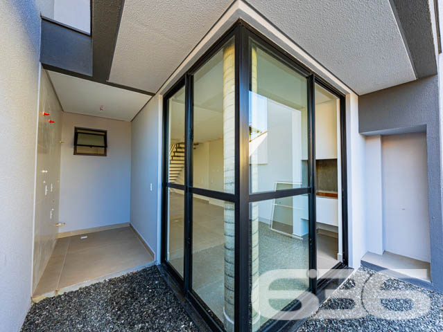 Descubra a excelência em moradia com este exclusivo sobrado, situado no coração do Bairro Santo Antônio, em Joinville, SC. Este imóvel apresenta um design moderno e acabamentos de alta qualidade que são evidentes em cada detalhe.

Este sobrado de 128,70 m², oferece uma planta bem distribuída, que maximiza o espaço e o conforto. Ao entrar, você é recebido por uma ampla sala de estar integrada com a sala de jantar, proporcionando um ambiente perfeito para momentos de lazer e socialização. As grandes janelas garantem uma iluminação natural abundante e uma ventilação agradável durante todo o dia.

A cozinha, projetada para ser tanto funcional quanto elegante, é integrada à copa, criando um espaço convidativo para refeições em família. A suíte e os dois dormitórios são desenhados pensando no conforto, oferecendo privacidade e um refúgio tranquilo para o fim do dia. Os dois banheiros são modernos e bem equipados, complementando os dormitórios de forma harmoniosa.

Além disso, o imóvel possui uma charmosa área de festas, que se abre para uma sacada, ideal para receber amigos e familiares em um ambiente reservado e aconchegante. A garagem complementa a residência com praticidade e segurança.

Este imóvel não é apenas uma casa, mas um investimento em qualidade de vida. Com mais de 30 anos de experiência no mercado, a 636 Negócios Imobiliários oferece não apenas imóveis, mas lares que se destacam pela perfeição técnico-jurídica e um atendimento ao cliente que transforma sonhos em realidade. Agende sua visita e sinta a diferença de morar bem, com a tranquilidade e segurança que apenas uma empresa líder de mercado pode oferecer.
 
636 NEGÓCIOS IMOBILIÁRIOS: A SUA MELHOR ESCOLHA
Com mais de 30 anos de experiência, a 636 Negócios Imobiliários é sua parceira ideal para encontrar o imóvel perfeito. Estamos prontos para ajudá-lo a fazer deste imóvel o seu novo lar.
 
Telefone: (47) 3451-0636
WhatsApp: (47) 99190-0636
 
Não perca esta oportunidade única. Visite nosso site para mais informações: i636.com.br