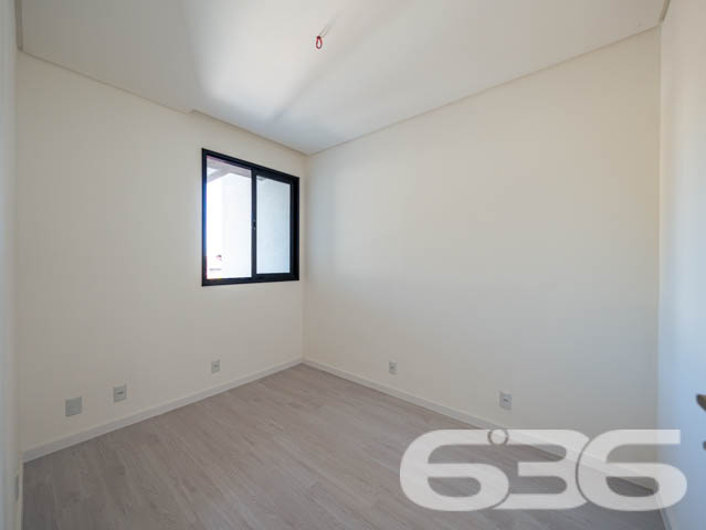 Descubra a excelência em moradia com este exclusivo sobrado, situado no coração do Bairro Santo Antônio, em Joinville, SC. Este imóvel apresenta um design moderno e acabamentos de alta qualidade que são evidentes em cada detalhe.

Este sobrado de 128,70 m², oferece uma planta bem distribuída, que maximiza o espaço e o conforto. Ao entrar, você é recebido por uma ampla sala de estar integrada com a sala de jantar, proporcionando um ambiente perfeito para momentos de lazer e socialização. As grandes janelas garantem uma iluminação natural abundante e uma ventilação agradável durante todo o dia.

A cozinha, projetada para ser tanto funcional quanto elegante, é integrada à copa, criando um espaço convidativo para refeições em família. A suíte e os dois dormitórios são desenhados pensando no conforto, oferecendo privacidade e um refúgio tranquilo para o fim do dia. Os dois banheiros são modernos e bem equipados, complementando os dormitórios de forma harmoniosa.

Além disso, o imóvel possui uma charmosa área de festas, que se abre para uma sacada, ideal para receber amigos e familiares em um ambiente reservado e aconchegante. A garagem complementa a residência com praticidade e segurança.

Este imóvel não é apenas uma casa, mas um investimento em qualidade de vida. Com mais de 30 anos de experiência no mercado, a 636 Negócios Imobiliários oferece não apenas imóveis, mas lares que se destacam pela perfeição técnico-jurídica e um atendimento ao cliente que transforma sonhos em realidade. Agende sua visita e sinta a diferença de morar bem, com a tranquilidade e segurança que apenas uma empresa líder de mercado pode oferecer.
 
636 NEGÓCIOS IMOBILIÁRIOS: A SUA MELHOR ESCOLHA
Com mais de 30 anos de experiência, a 636 Negócios Imobiliários é sua parceira ideal para encontrar o imóvel perfeito. Estamos prontos para ajudá-lo a fazer deste imóvel o seu novo lar.
 
Telefone: (47) 3451-0636
WhatsApp: (47) 99190-0636
 
Não perca esta oportunidade única. Visite nosso site para mais informações: i636.com.br