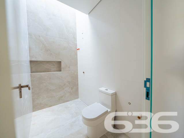 Descubra a excelência em moradia com este exclusivo sobrado, situado no coração do Bairro Santo Antônio, em Joinville, SC. Este imóvel apresenta um design moderno e acabamentos de alta qualidade que são evidentes em cada detalhe.

Este sobrado de 128,70 m², oferece uma planta bem distribuída, que maximiza o espaço e o conforto. Ao entrar, você é recebido por uma ampla sala de estar integrada com a sala de jantar, proporcionando um ambiente perfeito para momentos de lazer e socialização. As grandes janelas garantem uma iluminação natural abundante e uma ventilação agradável durante todo o dia.

A cozinha, projetada para ser tanto funcional quanto elegante, é integrada à copa, criando um espaço convidativo para refeições em família. A suíte e os dois dormitórios são desenhados pensando no conforto, oferecendo privacidade e um refúgio tranquilo para o fim do dia. Os dois banheiros são modernos e bem equipados, complementando os dormitórios de forma harmoniosa.

Além disso, o imóvel possui uma charmosa área de festas, que se abre para uma sacada, ideal para receber amigos e familiares em um ambiente reservado e aconchegante. A garagem complementa a residência com praticidade e segurança.

Este imóvel não é apenas uma casa, mas um investimento em qualidade de vida. Com mais de 30 anos de experiência no mercado, a 636 Negócios Imobiliários oferece não apenas imóveis, mas lares que se destacam pela perfeição técnico-jurídica e um atendimento ao cliente que transforma sonhos em realidade. Agende sua visita e sinta a diferença de morar bem, com a tranquilidade e segurança que apenas uma empresa líder de mercado pode oferecer.
 
636 NEGÓCIOS IMOBILIÁRIOS: A SUA MELHOR ESCOLHA
Com mais de 30 anos de experiência, a 636 Negócios Imobiliários é sua parceira ideal para encontrar o imóvel perfeito. Estamos prontos para ajudá-lo a fazer deste imóvel o seu novo lar.
 
Telefone: (47) 3451-0636
WhatsApp: (47) 99190-0636
 
Não perca esta oportunidade única. Visite nosso site para mais informações: i636.com.br