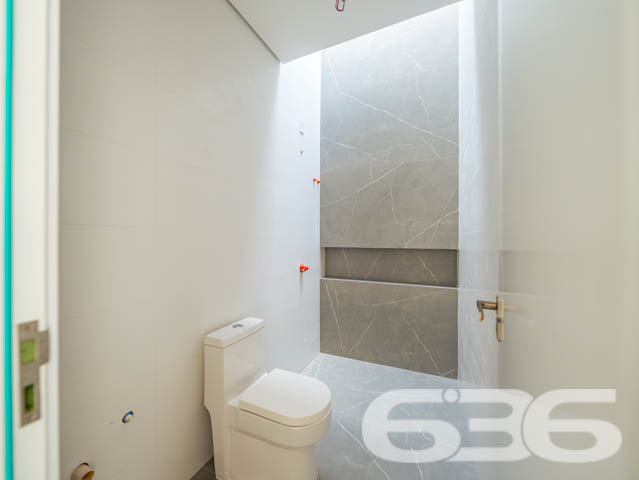 Descubra a excelência em moradia com este exclusivo sobrado, situado no coração do Bairro Santo Antônio, em Joinville, SC. Este imóvel apresenta um design moderno e acabamentos de alta qualidade que são evidentes em cada detalhe.

Este sobrado de 128,70 m², oferece uma planta bem distribuída, que maximiza o espaço e o conforto. Ao entrar, você é recebido por uma ampla sala de estar integrada com a sala de jantar, proporcionando um ambiente perfeito para momentos de lazer e socialização. As grandes janelas garantem uma iluminação natural abundante e uma ventilação agradável durante todo o dia.

A cozinha, projetada para ser tanto funcional quanto elegante, é integrada à copa, criando um espaço convidativo para refeições em família. A suíte e os dois dormitórios são desenhados pensando no conforto, oferecendo privacidade e um refúgio tranquilo para o fim do dia. Os dois banheiros são modernos e bem equipados, complementando os dormitórios de forma harmoniosa.

Além disso, o imóvel possui uma charmosa área de festas, que se abre para uma sacada, ideal para receber amigos e familiares em um ambiente reservado e aconchegante. A garagem complementa a residência com praticidade e segurança.

Este imóvel não é apenas uma casa, mas um investimento em qualidade de vida. Com mais de 30 anos de experiência no mercado, a 636 Negócios Imobiliários oferece não apenas imóveis, mas lares que se destacam pela perfeição técnico-jurídica e um atendimento ao cliente que transforma sonhos em realidade. Agende sua visita e sinta a diferença de morar bem, com a tranquilidade e segurança que apenas uma empresa líder de mercado pode oferecer.
 
636 NEGÓCIOS IMOBILIÁRIOS: A SUA MELHOR ESCOLHA
Com mais de 30 anos de experiência, a 636 Negócios Imobiliários é sua parceira ideal para encontrar o imóvel perfeito. Estamos prontos para ajudá-lo a fazer deste imóvel o seu novo lar.
 
Telefone: (47) 3451-0636
WhatsApp: (47) 99190-0636
 
Não perca esta oportunidade única. Visite nosso site para mais informações: i636.com.br
