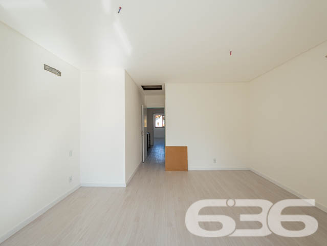 Descubra a excelência em moradia com este exclusivo sobrado, situado no coração do Bairro Santo Antônio, em Joinville, SC. Este imóvel apresenta um design moderno e acabamentos de alta qualidade que são evidentes em cada detalhe.

Este sobrado de 128,70 m², oferece uma planta bem distribuída, que maximiza o espaço e o conforto. Ao entrar, você é recebido por uma ampla sala de estar integrada com a sala de jantar, proporcionando um ambiente perfeito para momentos de lazer e socialização. As grandes janelas garantem uma iluminação natural abundante e uma ventilação agradável durante todo o dia.

A cozinha, projetada para ser tanto funcional quanto elegante, é integrada à copa, criando um espaço convidativo para refeições em família. A suíte e os dois dormitórios são desenhados pensando no conforto, oferecendo privacidade e um refúgio tranquilo para o fim do dia. Os dois banheiros são modernos e bem equipados, complementando os dormitórios de forma harmoniosa.

Além disso, o imóvel possui uma charmosa área de festas, que se abre para uma sacada, ideal para receber amigos e familiares em um ambiente reservado e aconchegante. A garagem complementa a residência com praticidade e segurança.

Este imóvel não é apenas uma casa, mas um investimento em qualidade de vida. Com mais de 30 anos de experiência no mercado, a 636 Negócios Imobiliários oferece não apenas imóveis, mas lares que se destacam pela perfeição técnico-jurídica e um atendimento ao cliente que transforma sonhos em realidade. Agende sua visita e sinta a diferença de morar bem, com a tranquilidade e segurança que apenas uma empresa líder de mercado pode oferecer.
 
636 NEGÓCIOS IMOBILIÁRIOS: A SUA MELHOR ESCOLHA
Com mais de 30 anos de experiência, a 636 Negócios Imobiliários é sua parceira ideal para encontrar o imóvel perfeito. Estamos prontos para ajudá-lo a fazer deste imóvel o seu novo lar.
 
Telefone: (47) 3451-0636
WhatsApp: (47) 99190-0636
 
Não perca esta oportunidade única. Visite nosso site para mais informações: i636.com.br
