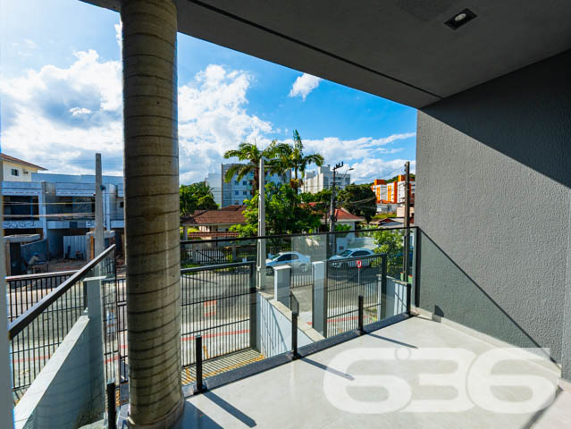 Descubra a excelência em moradia com este exclusivo sobrado, situado no coração do Bairro Santo Antônio, em Joinville, SC. Este imóvel apresenta um design moderno e acabamentos de alta qualidade que são evidentes em cada detalhe.

Este sobrado de 128,70 m², oferece uma planta bem distribuída, que maximiza o espaço e o conforto. Ao entrar, você é recebido por uma ampla sala de estar integrada com a sala de jantar, proporcionando um ambiente perfeito para momentos de lazer e socialização. As grandes janelas garantem uma iluminação natural abundante e uma ventilação agradável durante todo o dia.

A cozinha, projetada para ser tanto funcional quanto elegante, é integrada à copa, criando um espaço convidativo para refeições em família. A suíte e os dois dormitórios são desenhados pensando no conforto, oferecendo privacidade e um refúgio tranquilo para o fim do dia. Os dois banheiros são modernos e bem equipados, complementando os dormitórios de forma harmoniosa.

Além disso, o imóvel possui uma charmosa área de festas, que se abre para uma sacada, ideal para receber amigos e familiares em um ambiente reservado e aconchegante. A garagem complementa a residência com praticidade e segurança.

Este imóvel não é apenas uma casa, mas um investimento em qualidade de vida. Com mais de 30 anos de experiência no mercado, a 636 Negócios Imobiliários oferece não apenas imóveis, mas lares que se destacam pela perfeição técnico-jurídica e um atendimento ao cliente que transforma sonhos em realidade. Agende sua visita e sinta a diferença de morar bem, com a tranquilidade e segurança que apenas uma empresa líder de mercado pode oferecer.
 
636 NEGÓCIOS IMOBILIÁRIOS: A SUA MELHOR ESCOLHA
Com mais de 30 anos de experiência, a 636 Negócios Imobiliários é sua parceira ideal para encontrar o imóvel perfeito. Estamos prontos para ajudá-lo a fazer deste imóvel o seu novo lar.
 
Telefone: (47) 3451-0636
WhatsApp: (47) 99190-0636
 
Não perca esta oportunidade única. Visite nosso site para mais informações: i636.com.br