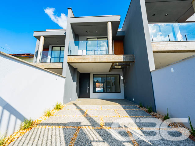Descubra a excelência em moradia com este exclusivo sobrado, situado no coração do Bairro Santo Antônio, em Joinville, SC. Este imóvel apresenta um design moderno e acabamentos de alta qualidade que são evidentes em cada detalhe.

Este sobrado de 128,70 m², oferece uma planta bem distribuída, que maximiza o espaço e o conforto. Ao entrar, você é recebido por uma ampla sala de estar integrada com a sala de jantar, proporcionando um ambiente perfeito para momentos de lazer e socialização. As grandes janelas garantem uma iluminação natural abundante e uma ventilação agradável durante todo o dia.

A cozinha, projetada para ser tanto funcional quanto elegante, é integrada à copa, criando um espaço convidativo para refeições em família. A suíte e os dois dormitórios são desenhados pensando no conforto, oferecendo privacidade e um refúgio tranquilo para o fim do dia. Os dois banheiros são modernos e bem equipados, complementando os dormitórios de forma harmoniosa.

Além disso, o imóvel possui uma charmosa área de festas, que se abre para uma sacada, ideal para receber amigos e familiares em um ambiente reservado e aconchegante. A garagem complementa a residência com praticidade e segurança.

Este imóvel não é apenas uma casa, mas um investimento em qualidade de vida. Com mais de 30 anos de experiência no mercado, a 636 Negócios Imobiliários oferece não apenas imóveis, mas lares que se destacam pela perfeição técnico-jurídica e um atendimento ao cliente que transforma sonhos em realidade. Agende sua visita e sinta a diferença de morar bem, com a tranquilidade e segurança que apenas uma empresa líder de mercado pode oferecer.
 
636 NEGÓCIOS IMOBILIÁRIOS: A SUA MELHOR ESCOLHA
Com mais de 30 anos de experiência, a 636 Negócios Imobiliários é sua parceira ideal para encontrar o imóvel perfeito. Estamos prontos para ajudá-lo a fazer deste imóvel o seu novo lar.
 
Telefone: (47) 3451-0636
WhatsApp: (47) 99190-0636
 
Não perca esta oportunidade única. Visite nosso site para mais informações: i636.com.br