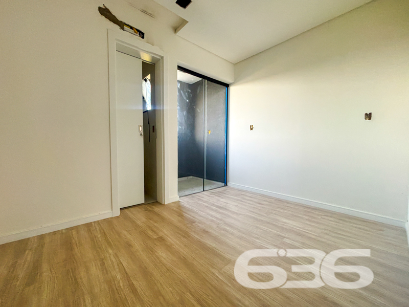 Seu novo lar no Adhemar Garcia, em Joinville/SC, está pronto para te receber!
Apresentamos esta linda residência geminada, com 67,16m² de área, situada em rua pavimentada, com excelente padrão de acabamento e um projeto moderno que alia estética, conforto e funcionalidade.
Ao adentrar o imóvel, você é recebido por uma sala de estar com pé-direito elevado. No piso superior, o aconchego se faz presente nos dormitórios, duas suítes com acesso à sacada, oferecendo iluminação natural e ventilação cruzada — um convite ao bem-estar.
A cozinha, lavabo e área de serviço foram planejados para otimizar o uso do espaço, garantindo praticidade e conforto. A garagem é descoberta, com espaço suficiente para acomodar seu veículo com segurança.
O imóvel está 100% murado, com grades para maior proteção, e permite animais. A localização é estratégica: face norte, terreno plano, geometria regular, próximo a vias de acesso, transporte público, shopping center, escolas, hospitais e todos os serviços essenciais.
Ideal para quem deseja morar bem, com tranquilidade e estilo, em uma das regiões que mais se valorizam em Joinville. Aqui, cada detalhe foi pensado para proporcionar uma experiência única de morar bem.
636 NEGÓCIOS IMOBILIÁRIOS: A SUA MELHOR ESCOLHA
Com mais de 30 anos de experiência, a 636 Negócios Imobiliários é sua parceira ideal para encontrar o imóvel perfeito. Estamos prontos para ajudá-lo a fazer deste imóvel o seu novo lar.
Telefone: (47) 3451-0636
WhatsApp: (47) 99190-0636
Não perca esta oportunidade única. Visite nosso site para mais informações: i636.com.br