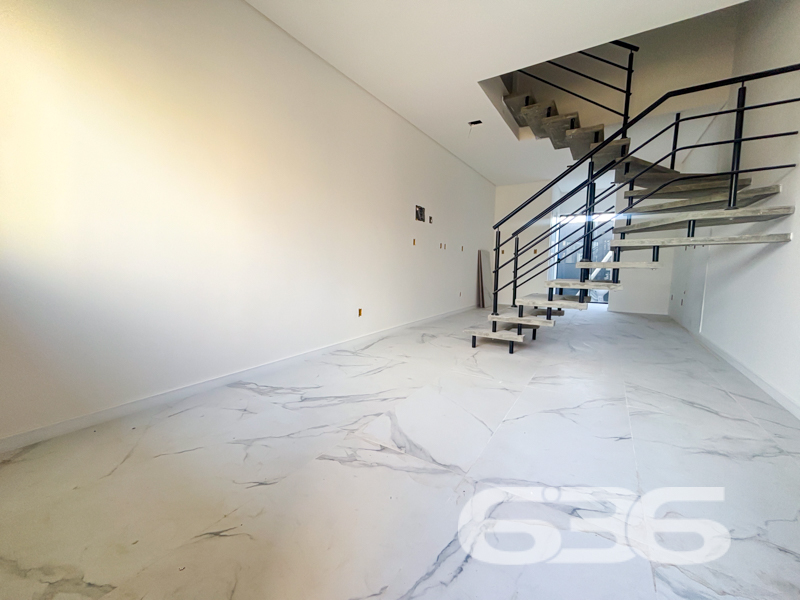 Seu novo lar no Adhemar Garcia, em Joinville/SC, está pronto para te receber!
Apresentamos esta linda residência geminada, com 67,16m² de área, situada em rua pavimentada, com excelente padrão de acabamento e um projeto moderno que alia estética, conforto e funcionalidade.
Ao adentrar o imóvel, você é recebido por uma sala de estar com pé-direito elevado. No piso superior, o aconchego se faz presente nos dormitórios, duas suítes com acesso à sacada, oferecendo iluminação natural e ventilação cruzada — um convite ao bem-estar.
A cozinha, lavabo e área de serviço foram planejados para otimizar o uso do espaço, garantindo praticidade e conforto. A garagem é descoberta, com espaço suficiente para acomodar seu veículo com segurança.
O imóvel está 100% murado, com grades para maior proteção, e permite animais. A localização é estratégica: face norte, terreno plano, geometria regular, próximo a vias de acesso, transporte público, shopping center, escolas, hospitais e todos os serviços essenciais.
Ideal para quem deseja morar bem, com tranquilidade e estilo, em uma das regiões que mais se valorizam em Joinville. Aqui, cada detalhe foi pensado para proporcionar uma experiência única de morar bem.
636 NEGÓCIOS IMOBILIÁRIOS: A SUA MELHOR ESCOLHA
Com mais de 30 anos de experiência, a 636 Negócios Imobiliários é sua parceira ideal para encontrar o imóvel perfeito. Estamos prontos para ajudá-lo a fazer deste imóvel o seu novo lar.
Telefone: (47) 3451-0636
WhatsApp: (47) 99190-0636
Não perca esta oportunidade única. Visite nosso site para mais informações: i636.com.br