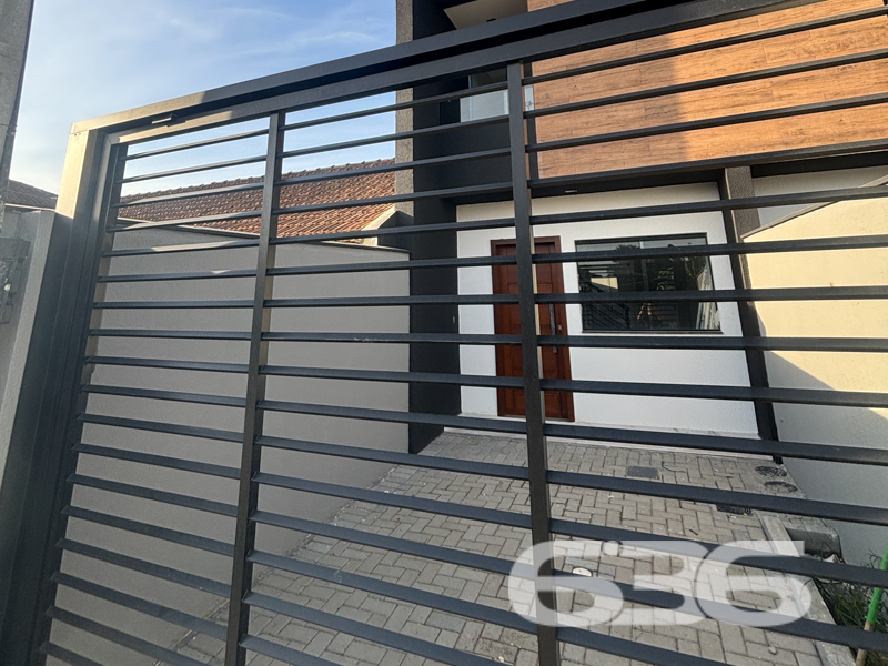 Seu novo lar no Adhemar Garcia, em Joinville/SC, está pronto para te receber!
Apresentamos esta linda residência geminada, com 67,16m² de área, situada em rua pavimentada, com excelente padrão de acabamento e um projeto moderno que alia estética, conforto e funcionalidade.
Ao adentrar o imóvel, você é recebido por uma sala de estar com pé-direito elevado. No piso superior, o aconchego se faz presente nos dormitórios, duas suítes com acesso à sacada, oferecendo iluminação natural e ventilação cruzada — um convite ao bem-estar.
A cozinha, lavabo e área de serviço foram planejados para otimizar o uso do espaço, garantindo praticidade e conforto. A garagem é descoberta, com espaço suficiente para acomodar seu veículo com segurança.
O imóvel está 100% murado, com grades para maior proteção, e permite animais. A localização é estratégica: face norte, terreno plano, geometria regular, próximo a vias de acesso, transporte público, shopping center, escolas, hospitais e todos os serviços essenciais.
Ideal para quem deseja morar bem, com tranquilidade e estilo, em uma das regiões que mais se valorizam em Joinville. Aqui, cada detalhe foi pensado para proporcionar uma experiência única de morar bem.
636 NEGÓCIOS IMOBILIÁRIOS: A SUA MELHOR ESCOLHA
Com mais de 30 anos de experiência, a 636 Negócios Imobiliários é sua parceira ideal para encontrar o imóvel perfeito. Estamos prontos para ajudá-lo a fazer deste imóvel o seu novo lar.
Telefone: (47) 3451-0636
WhatsApp: (47) 99190-0636
Não perca esta oportunidade única. Visite nosso site para mais informações: i636.com.br