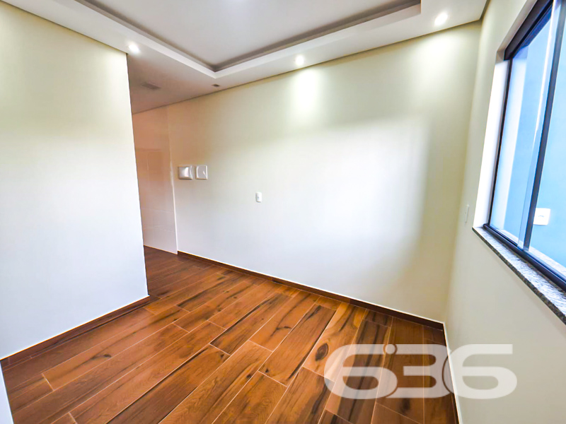 MODERNO SOBRADO GEMINADO À VENDA NO PARANAGUAMIRIM – JOINVILLE/SC
Para você que valoriza um imóvel novo, com acabamentos diferenciados e pronto para morar, esta é a oportunidade que esperava! Apresentamos este belíssimo sobrado geminado, com 60,56m² de área, em terreno plano de 71,50m², localizado em rua pavimentada no bairro Paranaguamirim, em Joinville/SC.
A área de serviço é separada, o que traz praticidade e organização para o dia a dia.
A planta bem distribuída contempla 2 dormitórios, sendo um deles com acesso à sacada – ideal para quem gosta de apreciar o sol da manhã. Conta ainda com 2 banheiros, sala integrada com a copa e cozinha em conceito aberto, perfeita para momentos em família.
Ideal para quem busca seu primeiro imóvel, investe em qualidade de vida ou procura uma excelente oportunidade de valorização na zona sul de Joinville.
Entre em contato agora mesmo com a 636 Negócios Imobiliários e agende sua visita. Um imóvel novo, moderno e com acabamentos de tirar o fôlego espera por você.
Porque aqui, só se constrói uma grande empresa com grandes pessoas. E grandes oportunidades também começam com uma visita!
636 NEGÓCIOS IMOBILIÁRIOS: A SUA MELHOR ESCOLHA
Com mais de 30 anos de experiência, a 636 Negócios Imobiliários é sua parceira ideal para encontrar o imóvel perfeito. Estamos prontos para ajudá-lo a fazer deste imóvel o seu novo lar.
Telefone: (47) 3451-0636
WhatsApp: (47) 99190-0636
Não perca esta oportunidade única. Visite nosso site para mais informações: i636.com.br