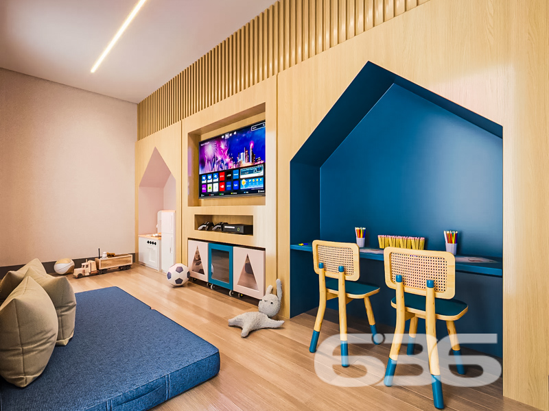 Viva no paraíso urbano no coração de Joinville!
Apresentamos este sofisticado apartamento, localizado no encantador bairro Glória, em Joinville, Santa Catarina. Imaginado para oferecer o máximo conforto, este imóvel é ideal para quem busca viver com estilo e bem-estar. Agende sua visita e descubra um novo padrão de vida!
Características do Imóvel:
Com uma vasta área de 155,78 m², este espaçoso apartamento destaca-se por apresentar três amplos dormitórios, sendo uma suíte elegante e dois banheiros modernos. As salas de estar e jantar proporcionam um ambiente integrado e acolhedor, perfeito para receber amigos e familiares.
A copa e cozinha conjugadas foram projetadas para proporcionar praticidade e estilo, transformando cada refeição em um momento especial.
Este imóvel dispõe ainda de duas garagens cobertas, garantindo segurança para você e sua família.
Áreas de Lazer e Conforto:
Desfrute de momentos relaxantes no maravilhoso jardim ou refresque-se na piscina privativa, perfeita para os dias quentes. Para os amantes de esportes, a quadra esportiva é um convite irresistível ao exercício físico. Organize eventos inesquecíveis na ampla área de festas com churrasqueira, tornando-se o anfitrião mais querido entre seus amigos e familiares!
Localização Privilegiada:
Situado em uma esquina de destaque e de face norte, este apartamento possui acesso facilitado a vias principais, transporte público, escolas renomadas e serviços essenciais. Todos os caminhos conduzem a uma vida prática e acessível, posicionando você no coração da cidade!
Entrega e Disponibilidade:
Este é um investimento seguro com previsão de entrega para dezembro de 2028. Transforme seu futuro em realidade e garanta o seu lugar nesta verdadeira joia urbana!
A hora é agora! Entre em contato com a 636 Negócios Imobiliários e marque sua visita. Descubra o prazer de viver em um lar que combina modernidade, conforto e localização privilegiada. Não perca essa oportunidade única!
636 NEGÓCIOS IMOBILIÁRIOS: A SUA MELHOR ESCOLHA
Com mais de 30 anos de experiência, a 636 Negócios Imobiliários é sua parceira ideal para encontrar o imóvel perfeito. Estamos prontos para ajudá-lo a fazer deste imóvel o seu novo lar.
Telefone: (47) 3451-0636
WhatsApp: (47) 99190-0636
Não perca esta oportunidade única. Visite nosso site para mais informações: i636.com.br